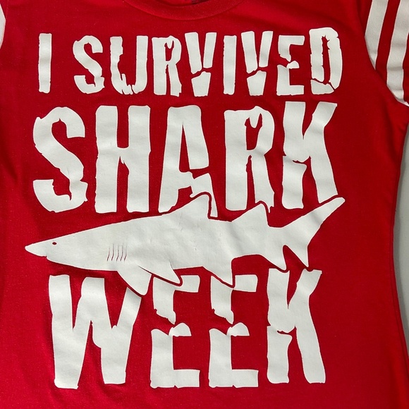I Survived Shark Week Graphic T-Shirt Red Youth XL 15/17 Funny Tee Discovery - Picture 3 of 4